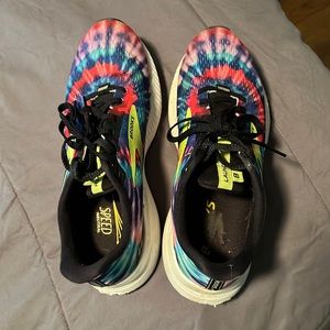 Brooks launch 8 tie dye